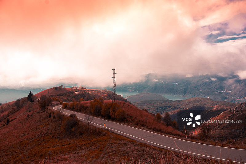蜿蜒的山路，秋天的色彩图片素材