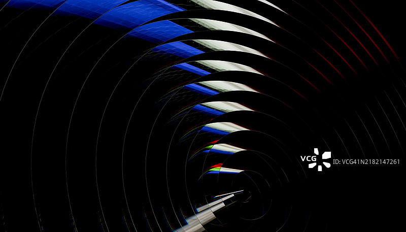 黑色背景上3D渲染的玻璃螺旋正面视图，带有蓝色反射。图片素材