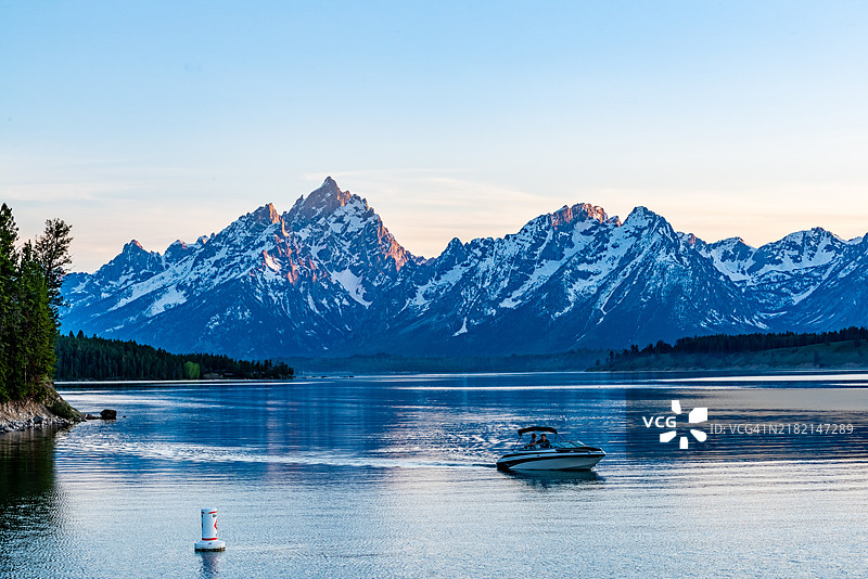 黄昏时分从杰克逊湖俯瞰大提顿山脉。美国怀俄明州大提顿国家公园。图片素材