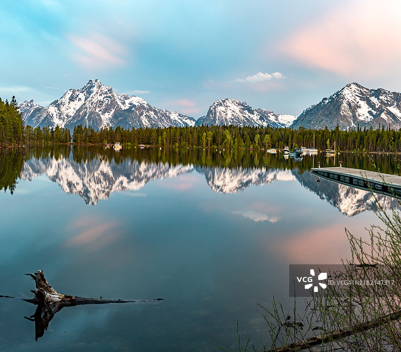 黎明时分从杰克逊湖俯瞰大提顿山脉。美国怀俄明州大提顿国家公园。图片素材