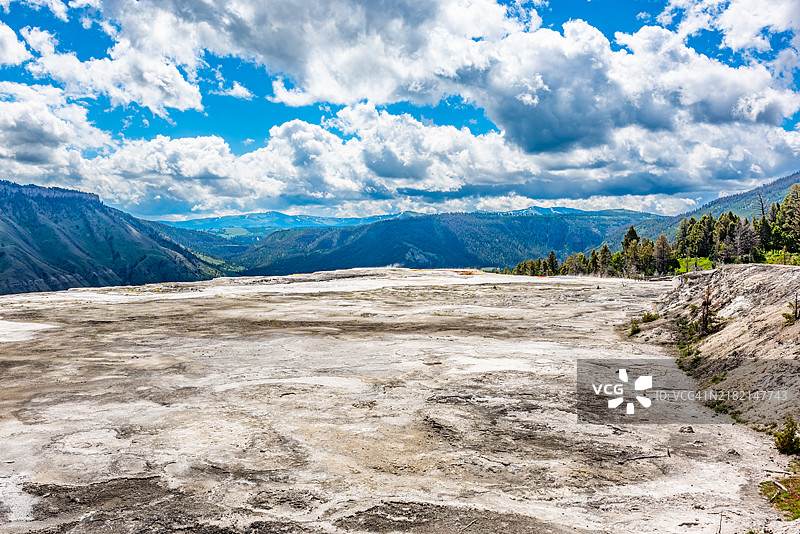 黄石国家公园的猛犸象露台小径和美神露台景观，怀俄明州，公园县，美国图片素材