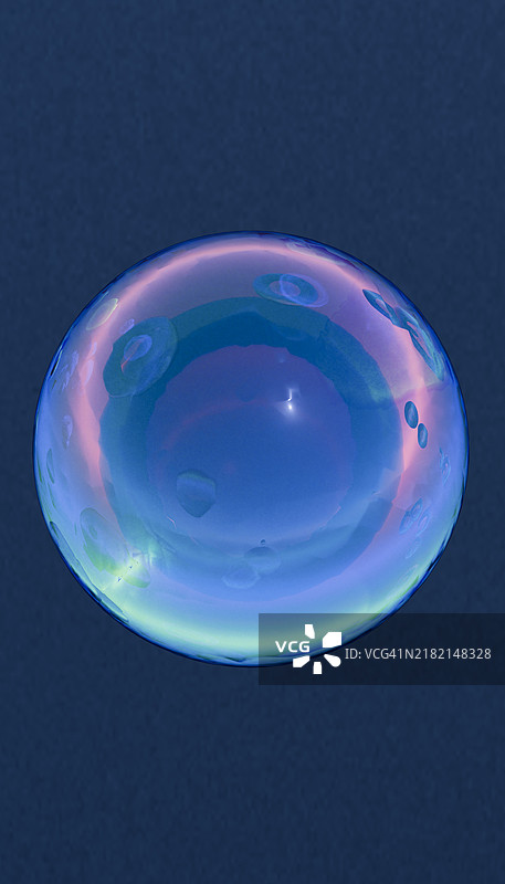蓝色背景下悬浮水晶球的正面视图3D渲染图图片素材