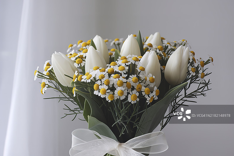 一束白色郁金香和小黄雏菊的花束照片图片素材