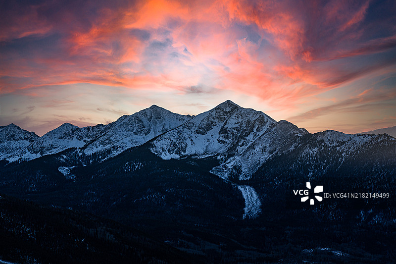 日落时分，科罗拉多州弗里斯科的天空与山脉的美丽景色图片素材