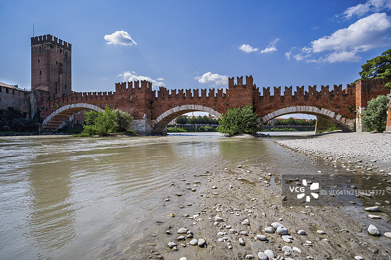 阿迪杰河在意大利威尼托的卡斯特尔韦基奥城堡和斯卡利杰罗桥前图片素材