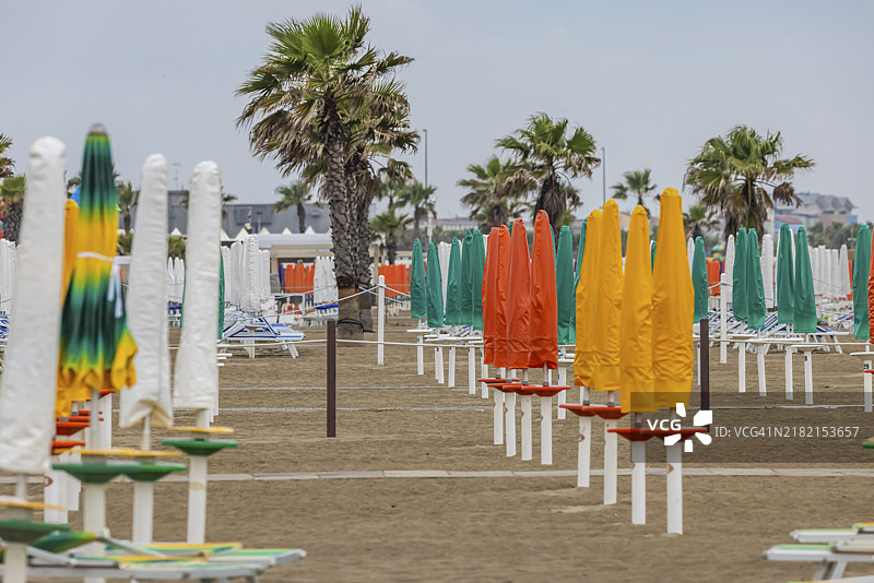 基奥贾的海滨浴场。恶劣天气下的亚得里亚海浴场,所有躺椅均为空闲状态。基奥贾,威尼托,意大利,欧洲图片素材