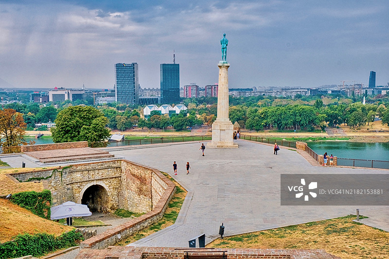 俯瞰塞尔维亚贝尔格莱德堡垒的维克托纪念碑，位于萨瓦河与多瑙河的交汇处图片素材