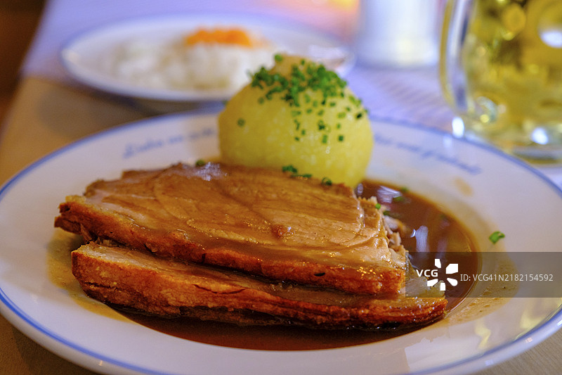 烤猪肉配土豆饺子,食物,雷乌特贝格,上巴伐利亚。德国,欧洲图片素材