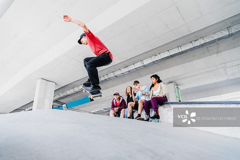 滑板公园里与朋友一起滑板的滑手图片素材
