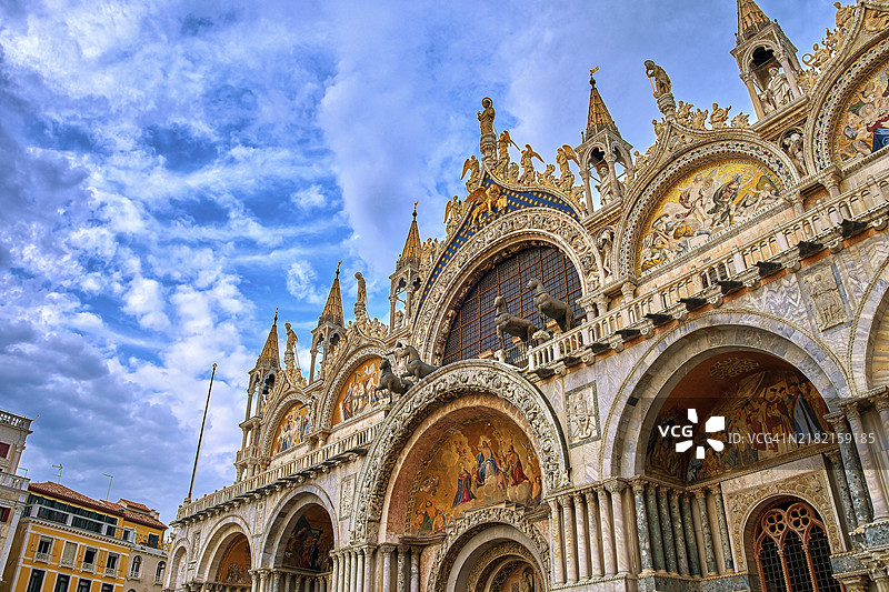 圣马可大教堂（San Marco）正立面俯瞰图，威尼斯，意大利。联合国教科文组织世界遗产城市，蓝天白云，装饰，马赛克，雕刻，雕塑，尖顶，圣母玛利亚、天使、使徒和圣人的雕像，浮雕。图片素材