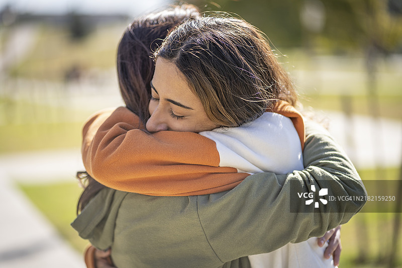两个女人相互拥抱。支持的概念图片素材