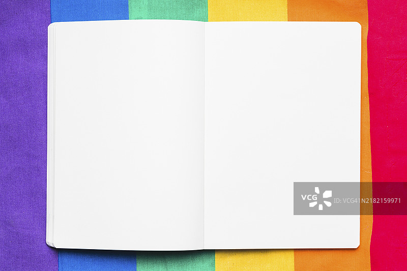 空白的笔记本彩虹背景。美丽的照片图片素材