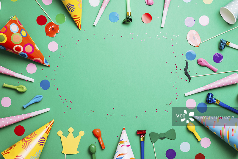 五彩缤纷的生日框架，五颜六色的派对物品，绿色背景图片素材
