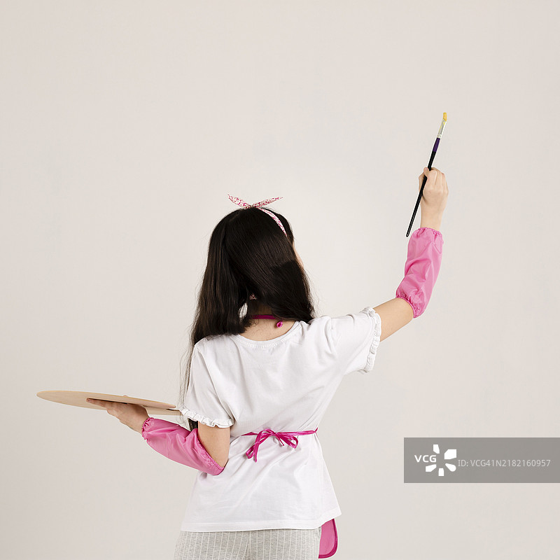 小女孩在画画的背影图片素材