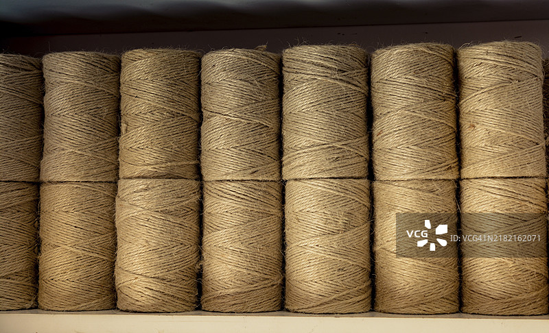 大量棕色亚麻线卷或线轴图片素材