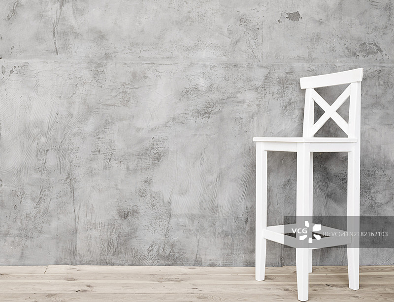 极简风格的白色凳子，配有混凝土面板图片素材