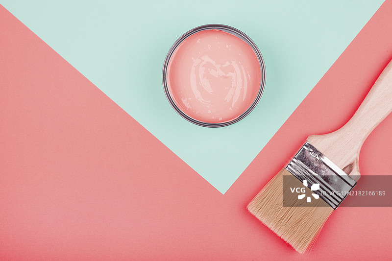 油漆桶和油漆刷，薄荷色与珊瑚色的双重背景图片素材