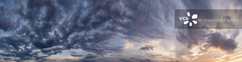 自然背景下的多彩全景天空，日出时分图片素材