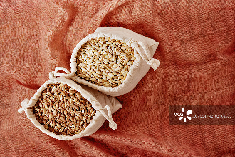珍珠大麦和斯佩尔特小麦的谷粒图片素材