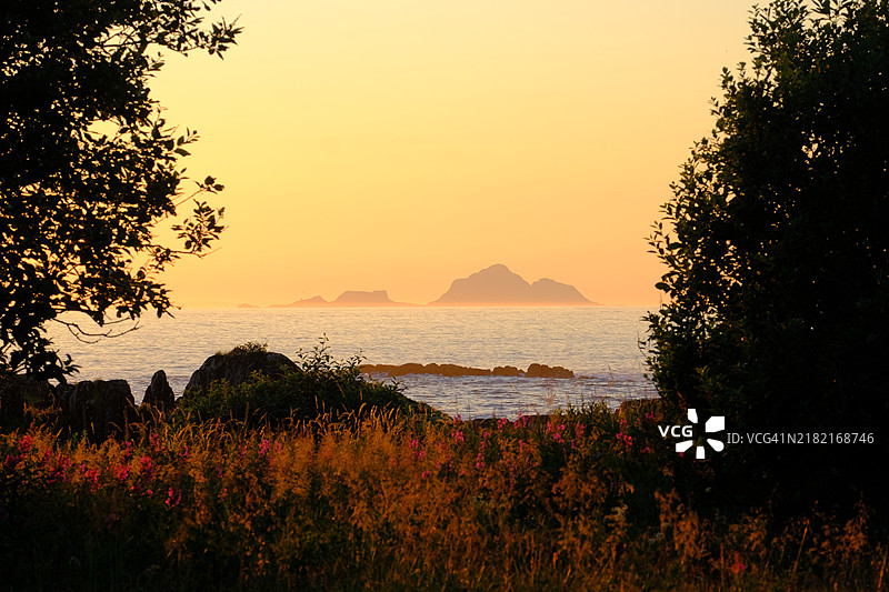 挪威洛弗敦群岛的午夜日落图片素材