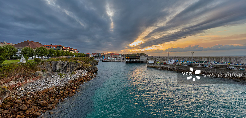 日落时分，西班牙阿斯图里亚斯省拉内斯的海洋与天空的美丽景色图片素材