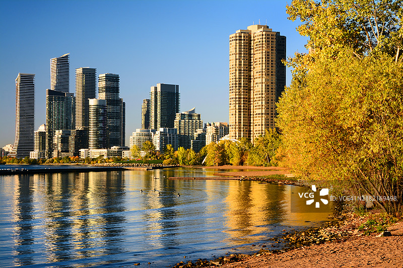 摩天大楼的美景倒映在湖面上图片素材
