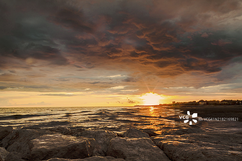 日落时分海面与天空的美丽景色图片素材