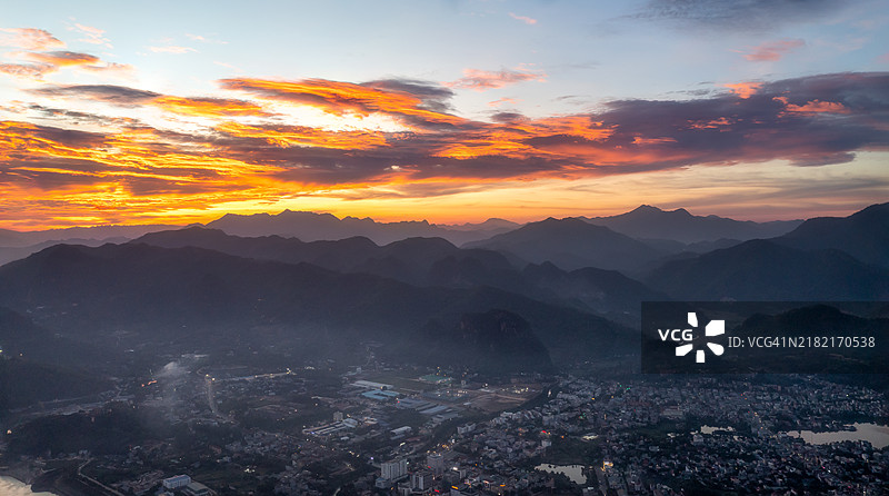 日落时分，天空映衬下的山脉美景图片素材