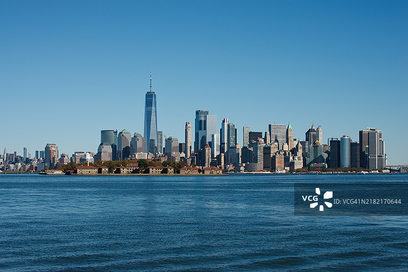 曼哈顿，纽约，美国，水边的城市建筑景观图片素材