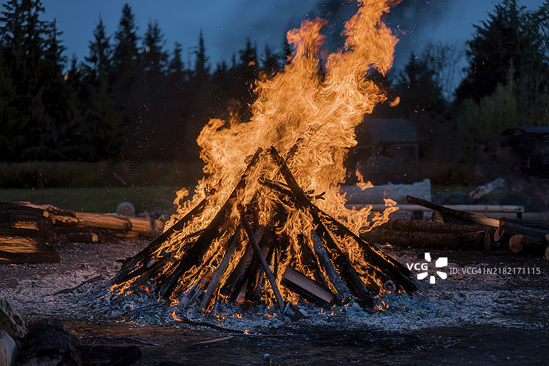 夜晚燃烧的木堆的电影镜头图片素材