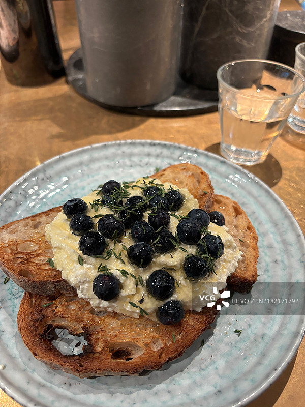 高角度视图的盘子里的煎饼放在桌子上图片素材