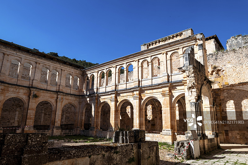 阿兰萨圣彼得修道院的回廊，位于西班牙布尔戈斯省霍尔蒂古埃拉市。遗址，部分重建。图片素材