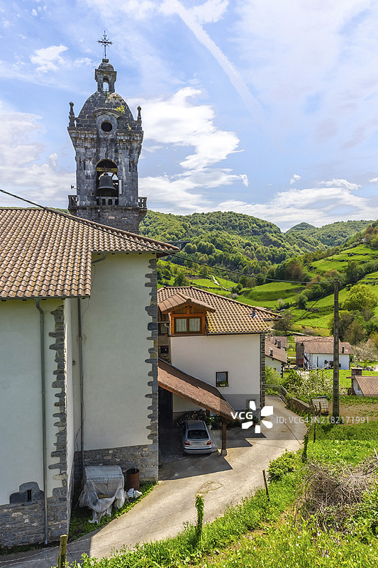 纳瓦拉省莱萨附近的阿雷索镇，位于阿拉拉山脉中。圣母升天教区图片素材