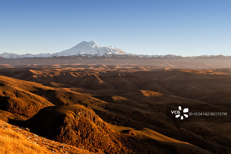 清澈天空下的山脉美景图片素材