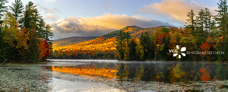 秋季佛蒙特州的湖泊与天空的美丽景色， 美国图片素材