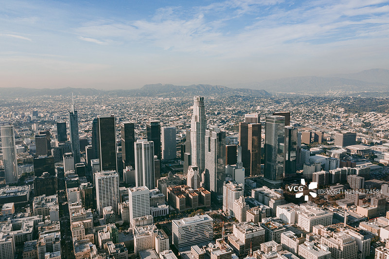 2019年11月左右：洛杉矶市中心的航拍无人机视角，阳光明媚的美好一天高清图图片素材