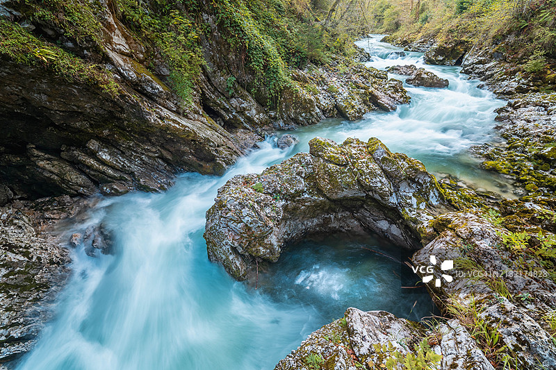森林中瀑布的高角度视图图片素材