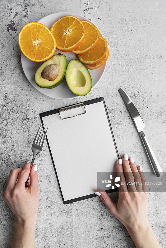 俯视空菜单，上面有鳄梨和橙子片图片素材