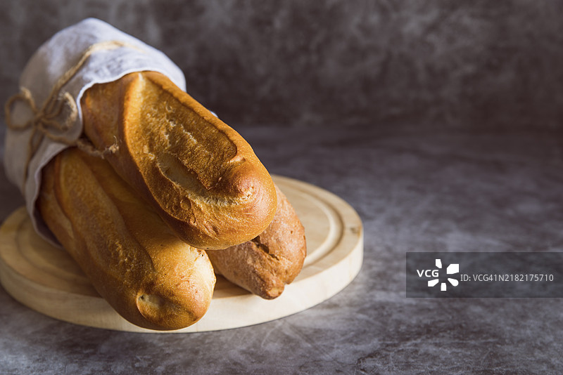 新鲜出炉的法棍面包在桌子上图片素材