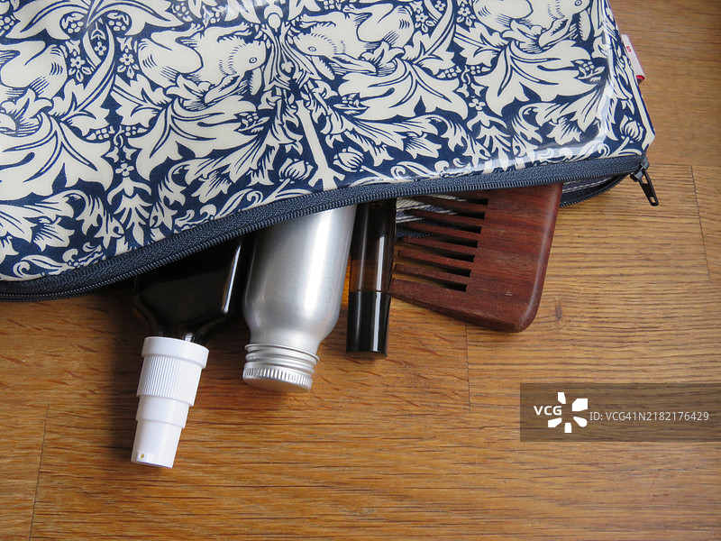 高角度视图的喷雾瓶放在桌子上图片素材