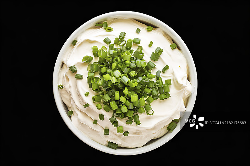 一碗新鲜酸奶油，上面撒满了鲜艳的青葱图片素材