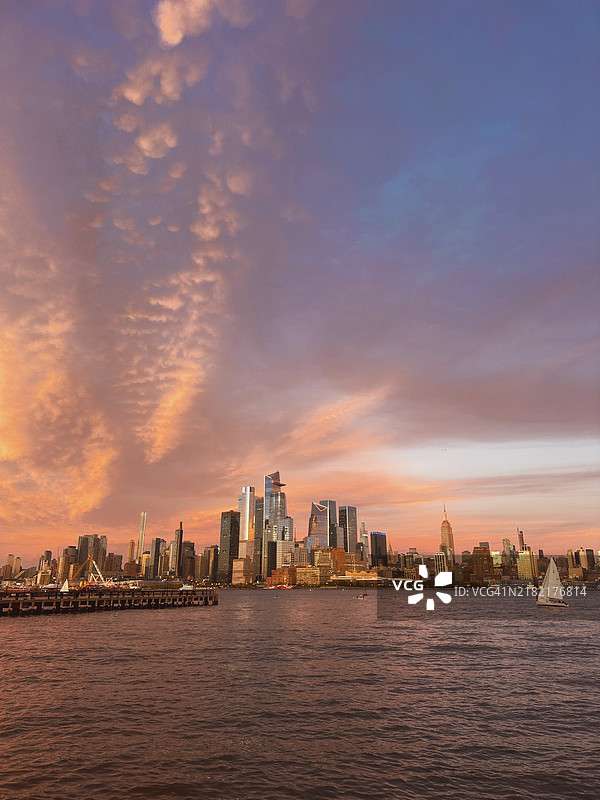 日落时分的城市海滨景观，纽约，美国图片素材