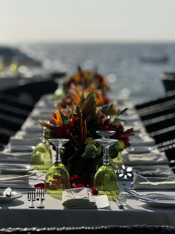 海边桌子上的饮料特写，墨西哥普埃尔托瓦拉塔图片素材