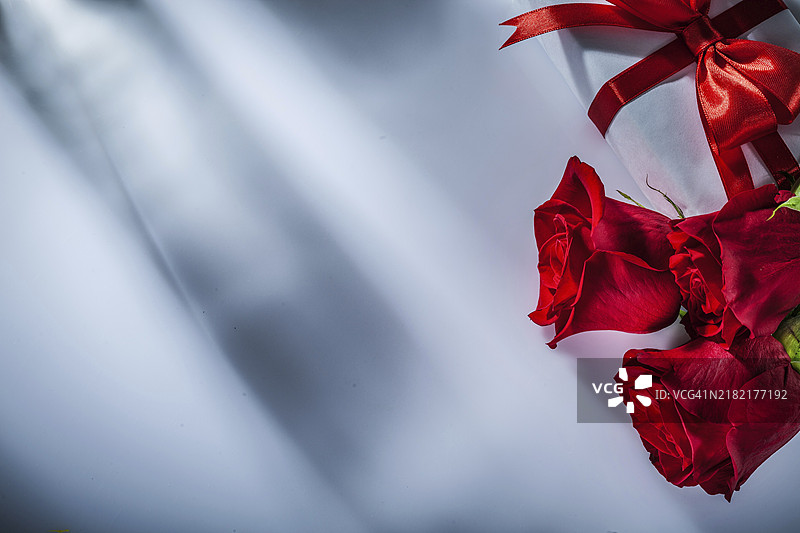 白色背景上的礼盒与天然玫瑰图片素材