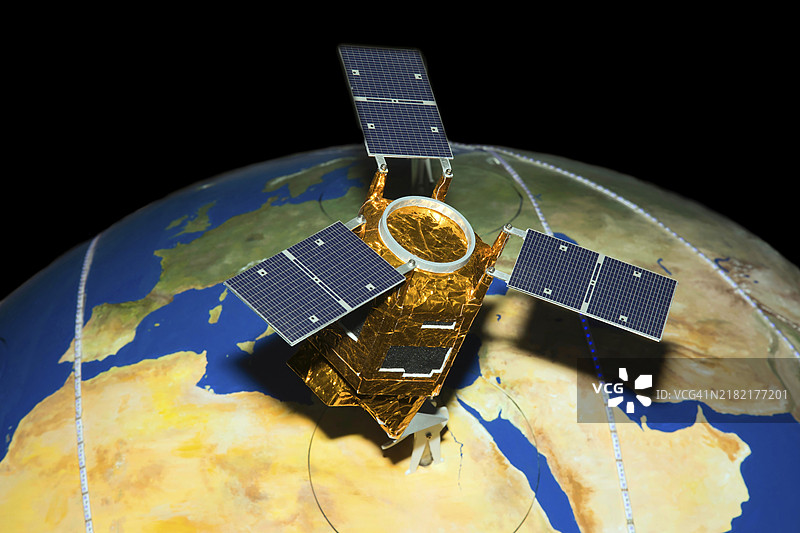 卫星模型绕地球轨道飞行，黑色背景下的摄影作品图片素材