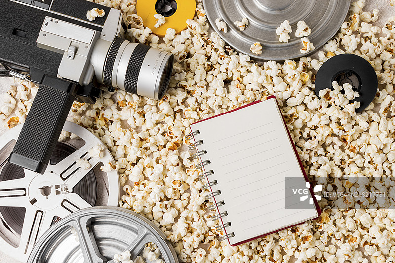 胶卷摄像机与螺旋记事本和爆米花图片素材
