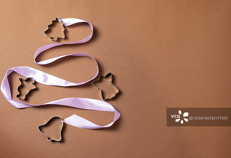 带有圣诞树形状丝带的圣诞饼干烘焙模具图片素材