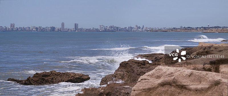 清澈天空下的海洋美景图片素材