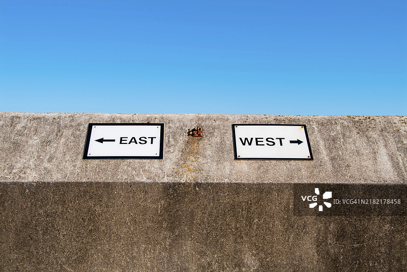 英国肯特郡的萨姆菲尔霍（Samphire Hoe）东、西标志图片素材