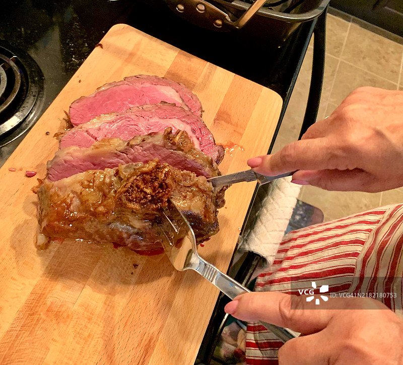 在家切割优质肋眼烤肉庆祝餐。图片素材